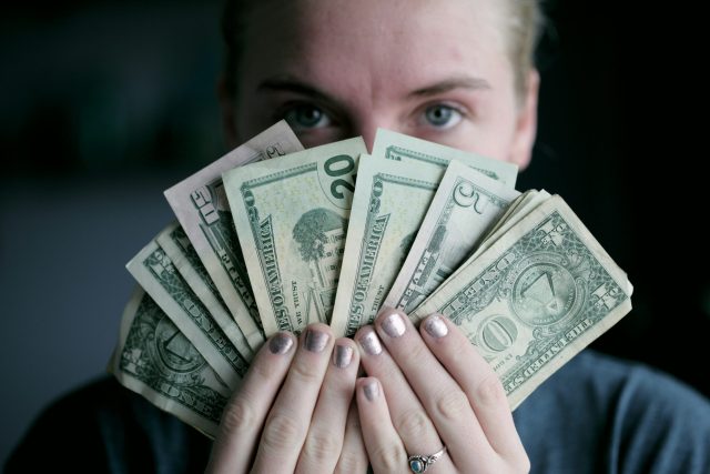 چرا بعضی کشورها تمکن مالی مسافر را بررسی میکنند؟